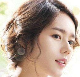 鼻梁有痣明星,揭秘鼻梁有痣的明星魅力